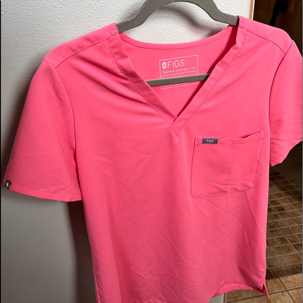 💕Neon pink Figs scrub top